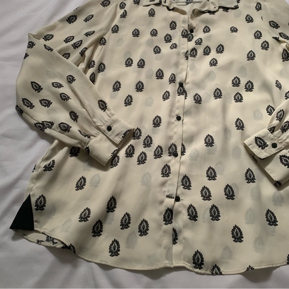 Mediterranean pattern flowy loose button down white collar shirt (silky texture) - Picture 5 of 5